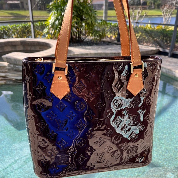 Louis Vuitton, Authentic & unique. Monogram Vermis Patent Leather Purse - Picture 8 of 16